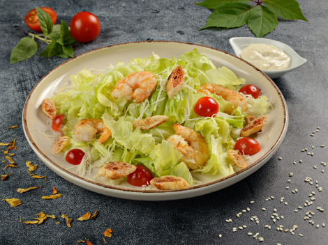 Салат Цезарь с креветками