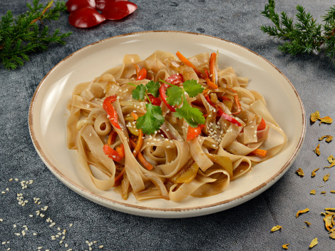 Лапша рисовая с овощами