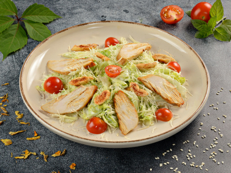 Салат Цезарь с курицей